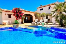 Villa con piscina privada y terraza,  aparcamiento y wifi incluido. Disfruta tus vacaciones en esta bonita villa