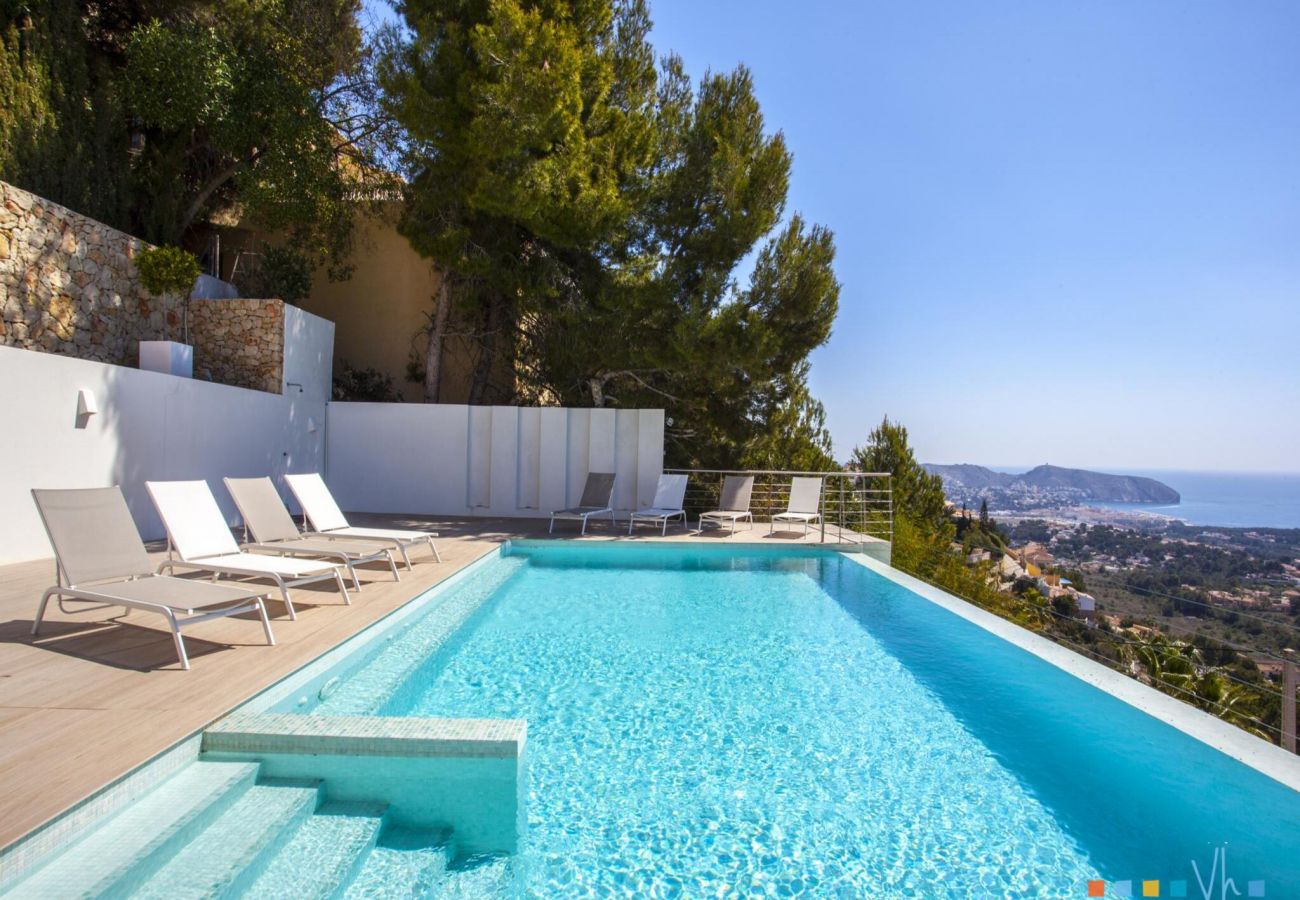 Villa en Moraira - BENIMUSLEM- Villa para alquilar en Moraira con espectacular piscina infinity con vistas al mar.