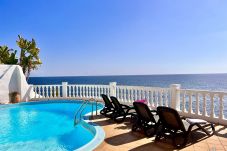 Villa en primera línea de la playa con espectaculares vistas al mar, parking privado e wifi. La villa perfecta para tus vacaciones!