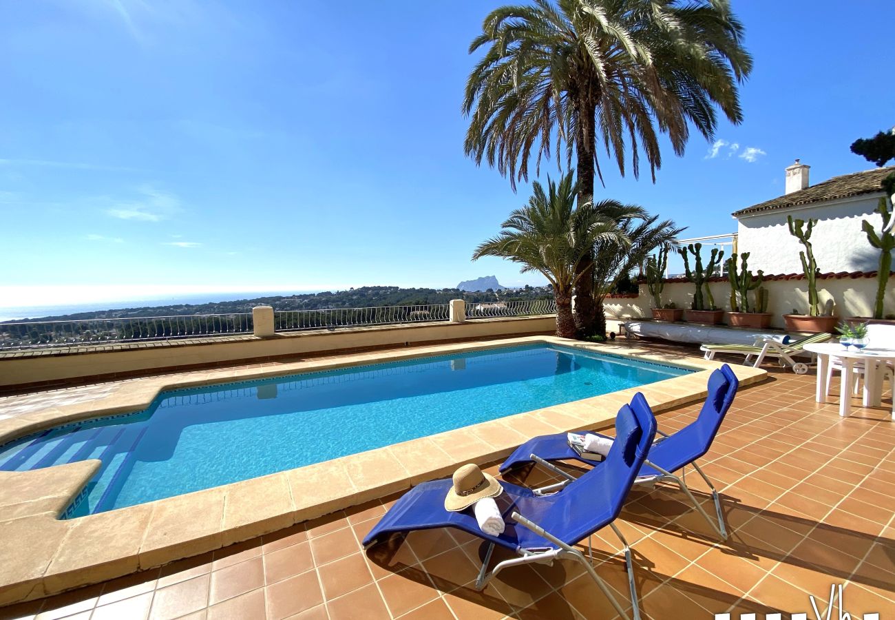 Villa in Moraira mit privatem Pool, kostenlosem Parkplatz und spektakulärem Meerblick!