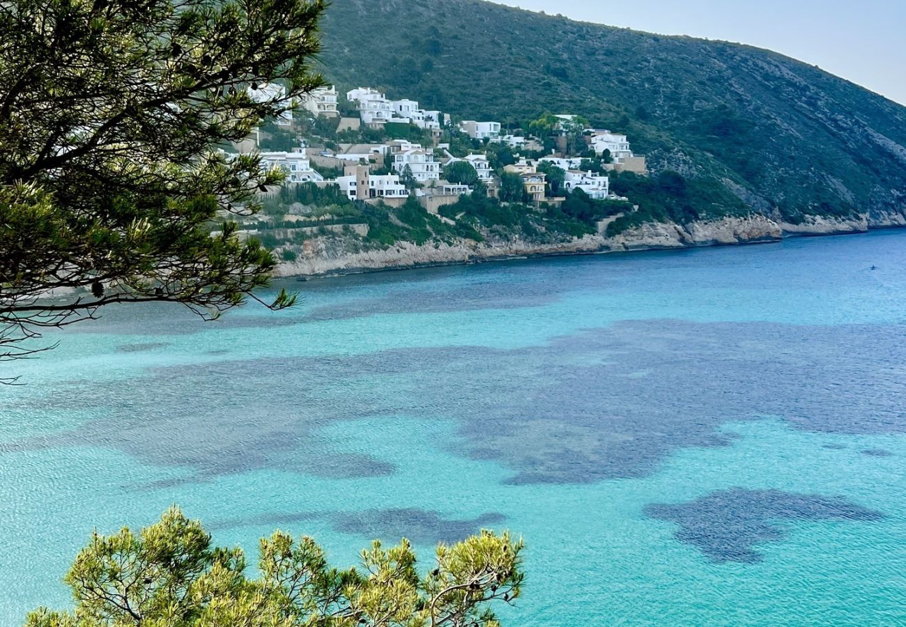 Ferienwohnung in Moraira - APARTAMENTO SUNLOFT - Das Apartment befindet sich in zentraler Lage, nur 200 m vom Strand entfernt.