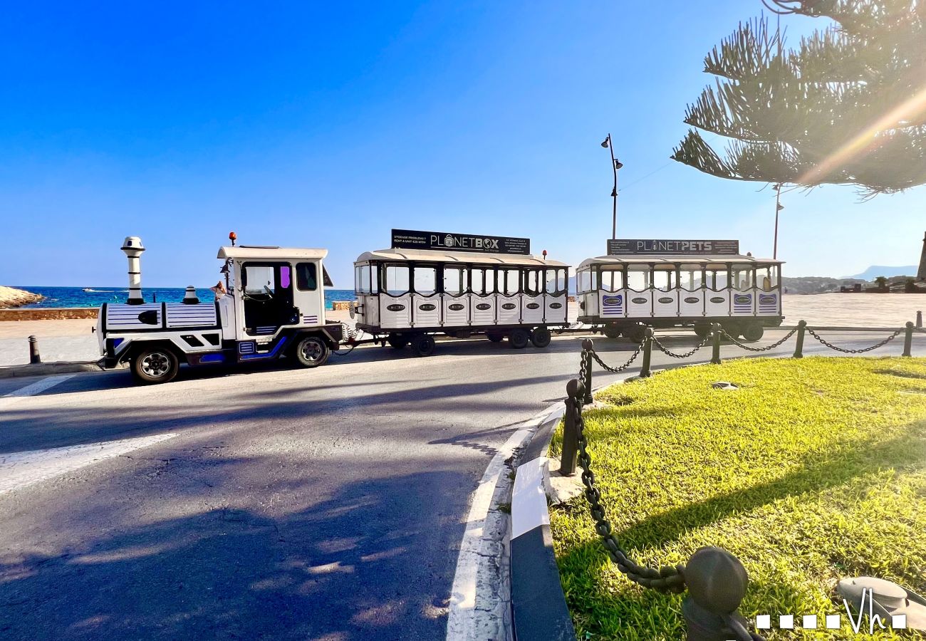 Ferienwohnung in Moraira - APARTAMENTO SUNLOFT - Das Apartment befindet sich in zentraler Lage, nur 200 m vom Strand entfernt.