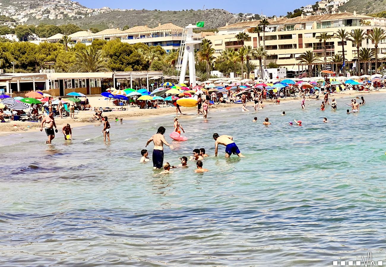 Ferienwohnung in Moraira - APARTAMENTO SUNLOFT - Das Apartment befindet sich in zentraler Lage, nur 200 m vom Strand entfernt.