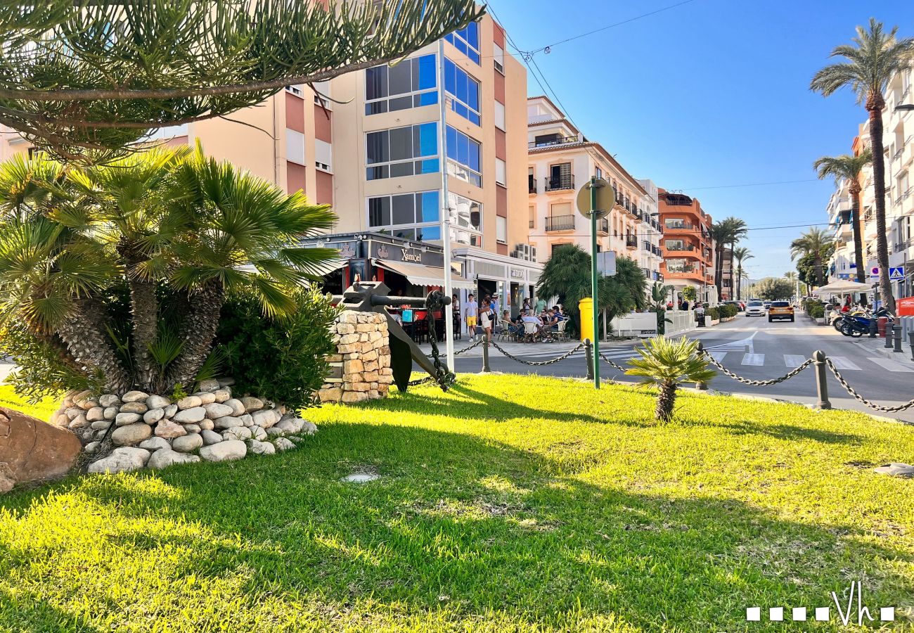 Ferienwohnung in Moraira - APARTAMENTO SUNLOFT - Das Apartment befindet sich in zentraler Lage, nur 200 m vom Strand entfernt.