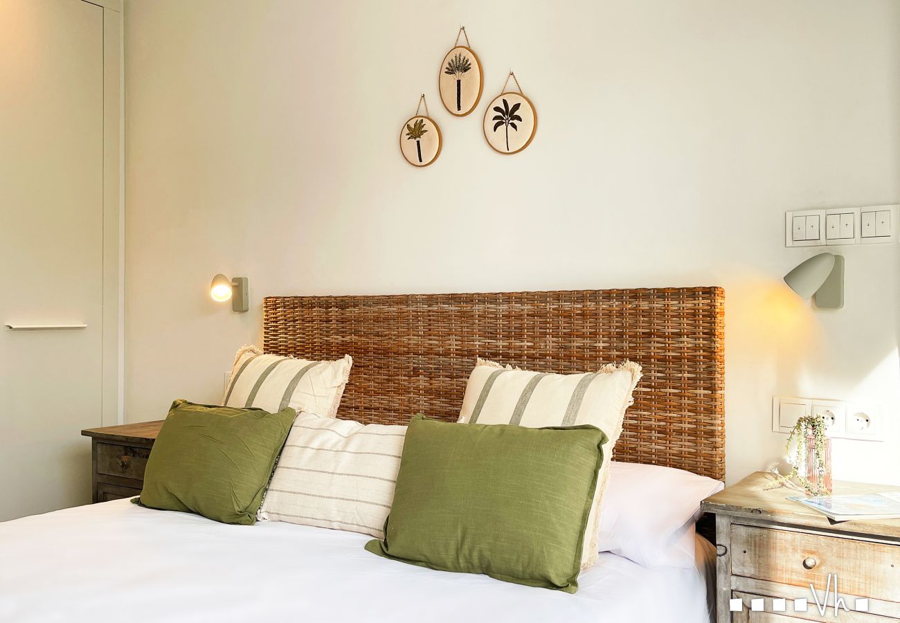 Elegantes Wohnzimmer mit handgefertigtem Holzpaneel und beigem Sofa im Luxus-Penthouse The Moraira Collection 4, Moraira