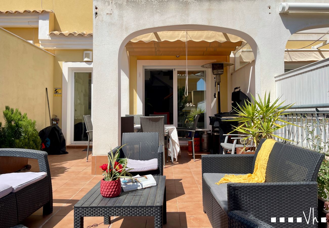 Terraced House in Calpe / Calp - MARYVILLA townhouse in Calpe &ndash; 3 bedrooms, sea views, 2 terraces, barbecue, air conditioning and Wi-Fi