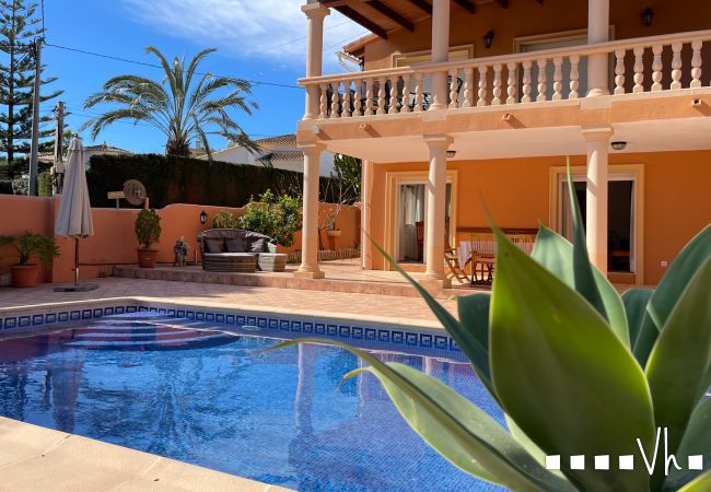 Villa/Dettached house in Moraira - Villa CARRASQUETA in Moraira – 5 bedrooms, private pool, barbecue and terraces with views. 800 metres from the beach.
