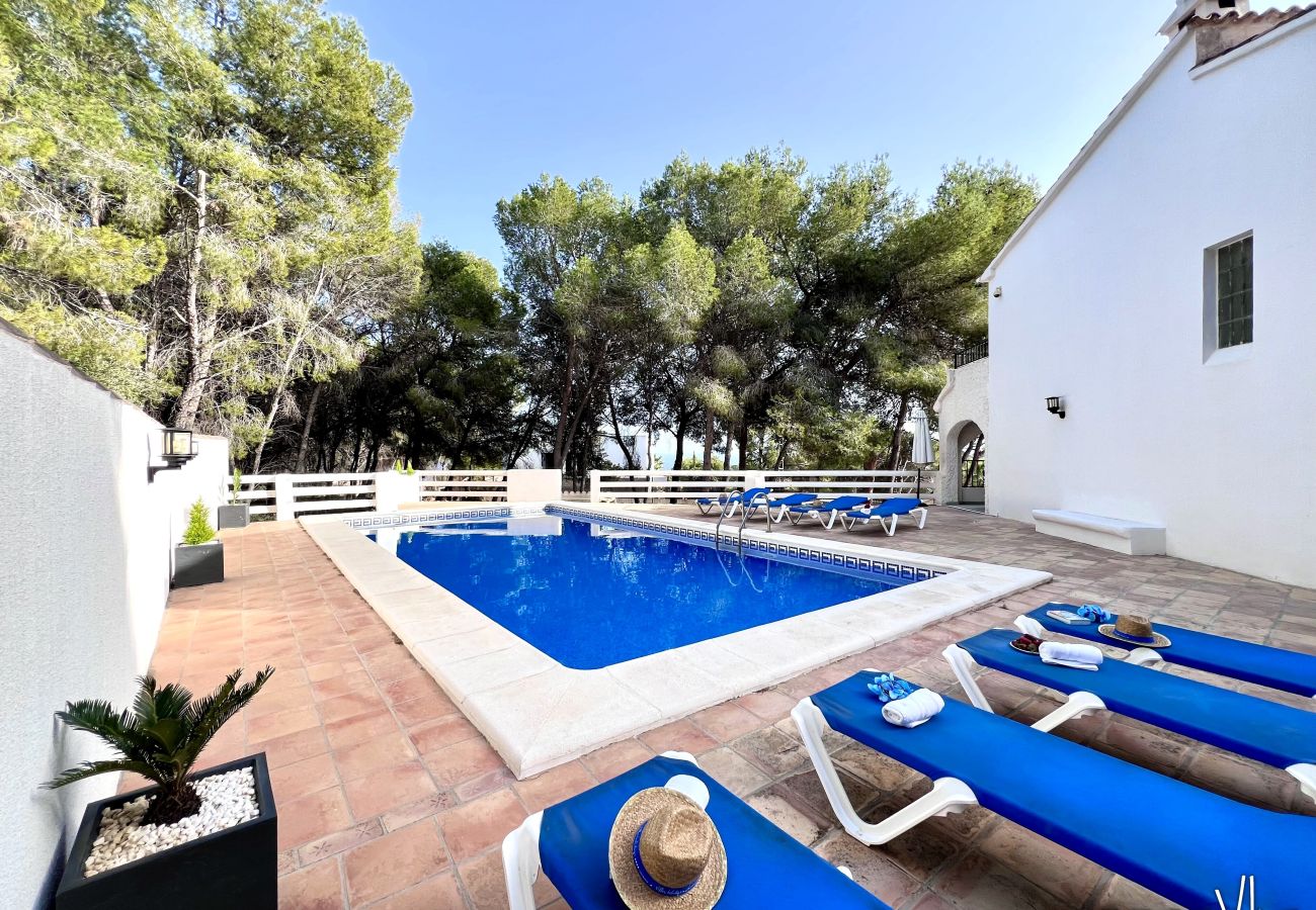 Villa avec piscine privée près de Moraira, air conditionné dans le salon et dans certaines chambres, wifi gratuit et quartier très calme ! venez profi