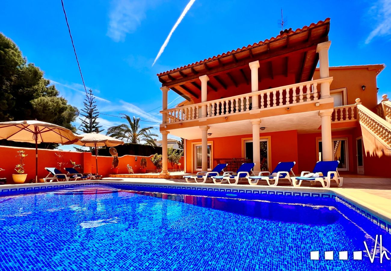 Profitez d'une magnifique villa avec piscine privée à Moraira, entièrement équipée, dans la zone la plus exclusive de la Costa Blanca. Vous serez très