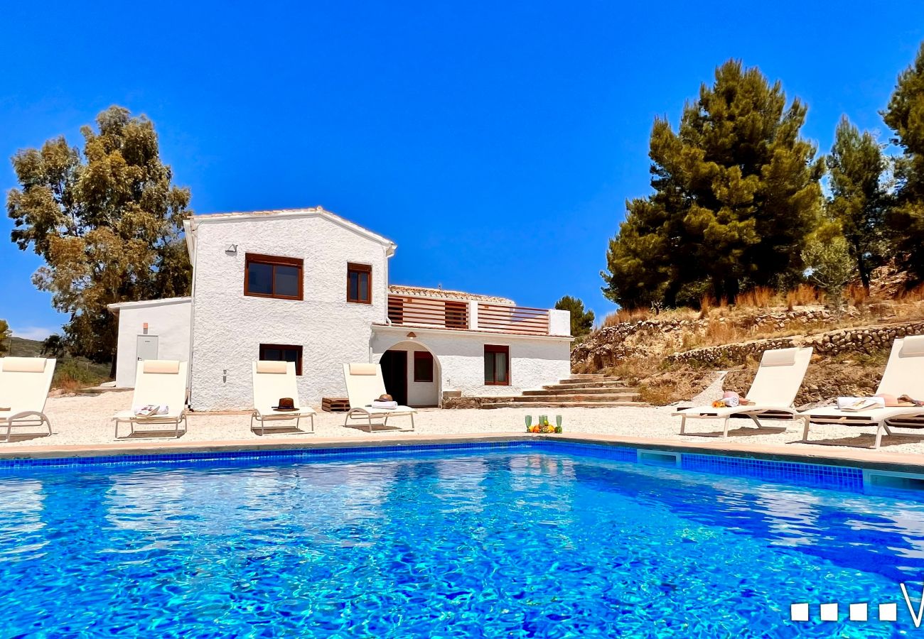 Magnifique villa rustique avec piscine privée dans un environnement naturel à seulement quelques kilomètres de Benissa, Moraira et Calpe.