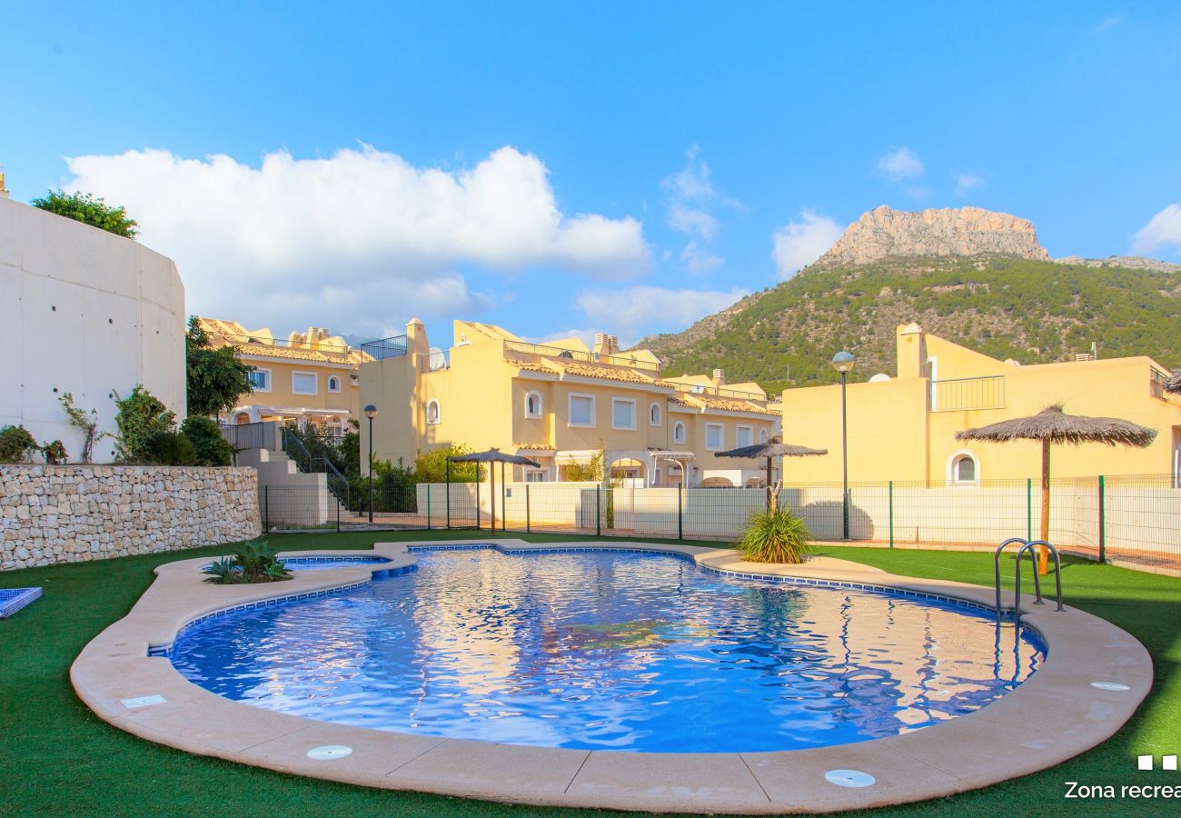 Herenhuis in Calpe - MARYVILLA – Semi-detached property in urbanization Montesol, Calpe, with sea views. 