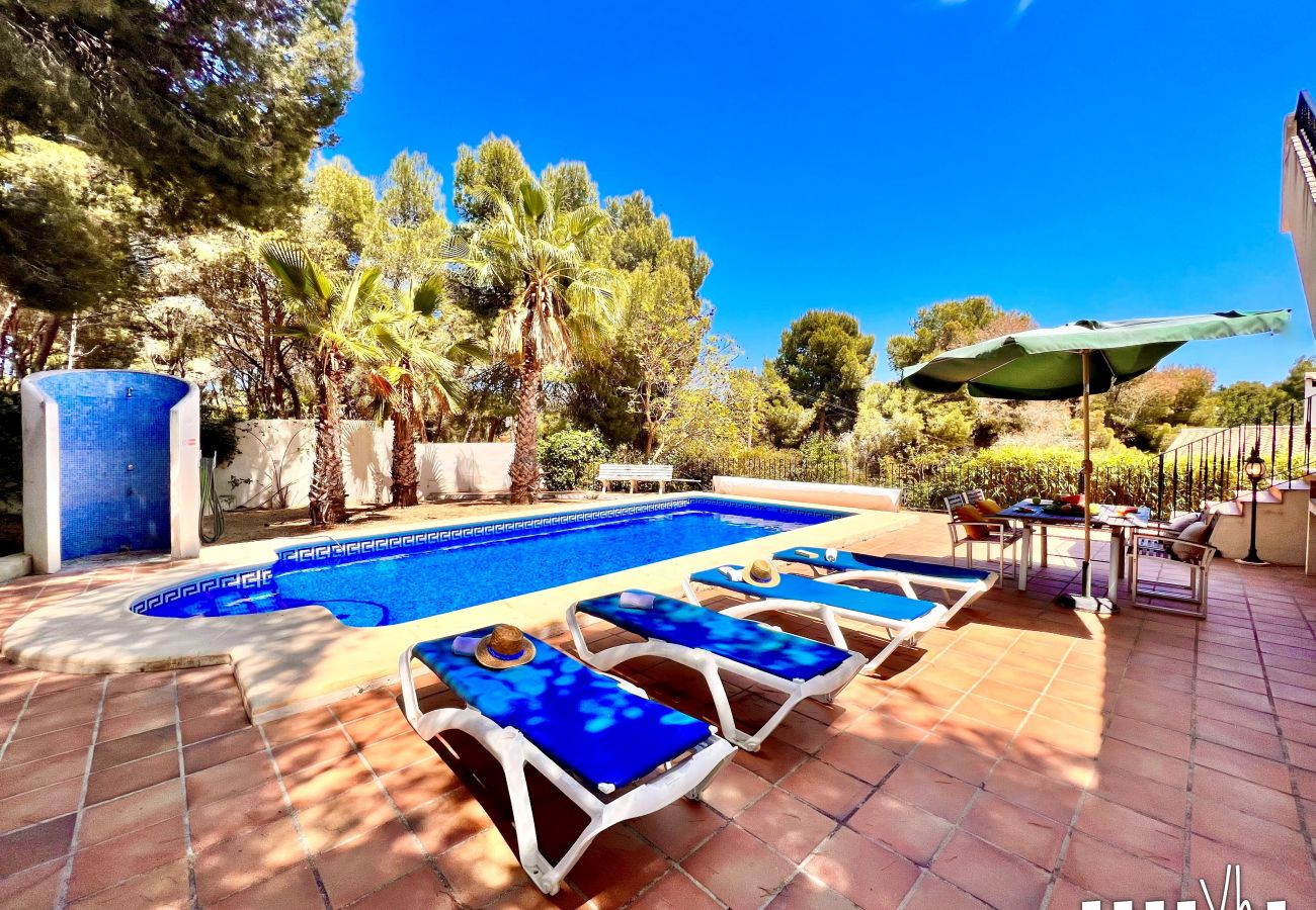 Villa met privézwembad en groot terras, vlakbij het dorp Moraira, wifi, privéparkeerplaats. Perfect voor je vakantie!