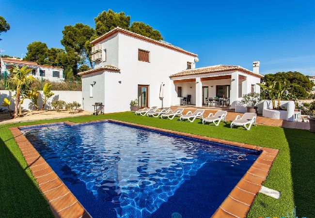 Villa te huur voor vakantie met privézwembad bij het strand van Fustera aan de Costa Blanca met uitzicht op zee, ideaal voor gezinnen.
