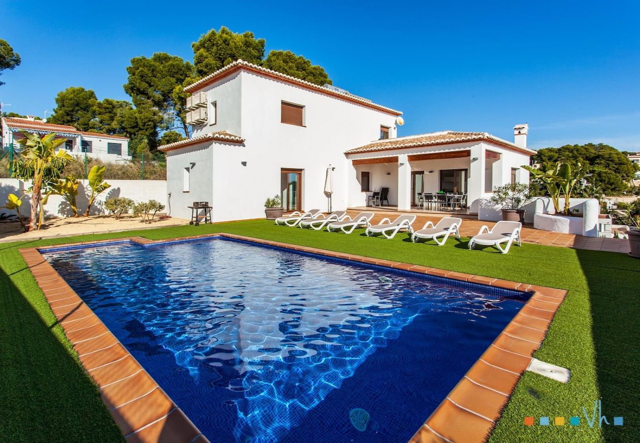 Villa te huur voor vakantie met privézwembad bij het strand van Fustera aan de Costa Blanca met uitzicht op zee, ideaal voor gezinnen.