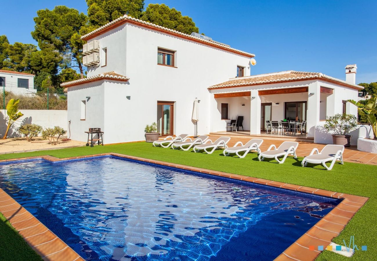 Villa in Benissa - PINETS - Mooie villa met zwembad en uitzicht op zee op slechts 700 meter van Cala Pinets in Benissa. 