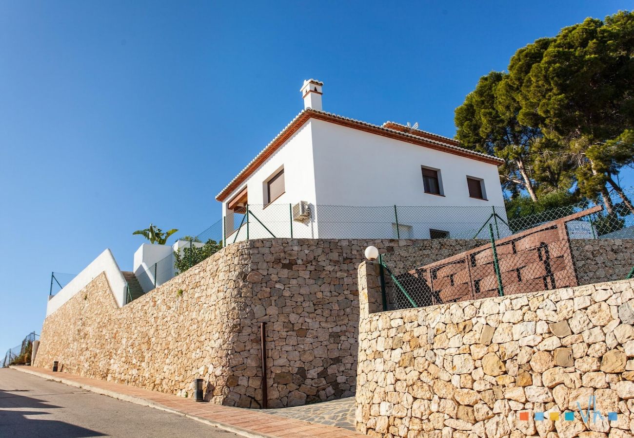 Villa in Benissa - PINETS - Mooie villa met zwembad en uitzicht op zee op slechts 700 meter van Cala Pinets in Benissa. 