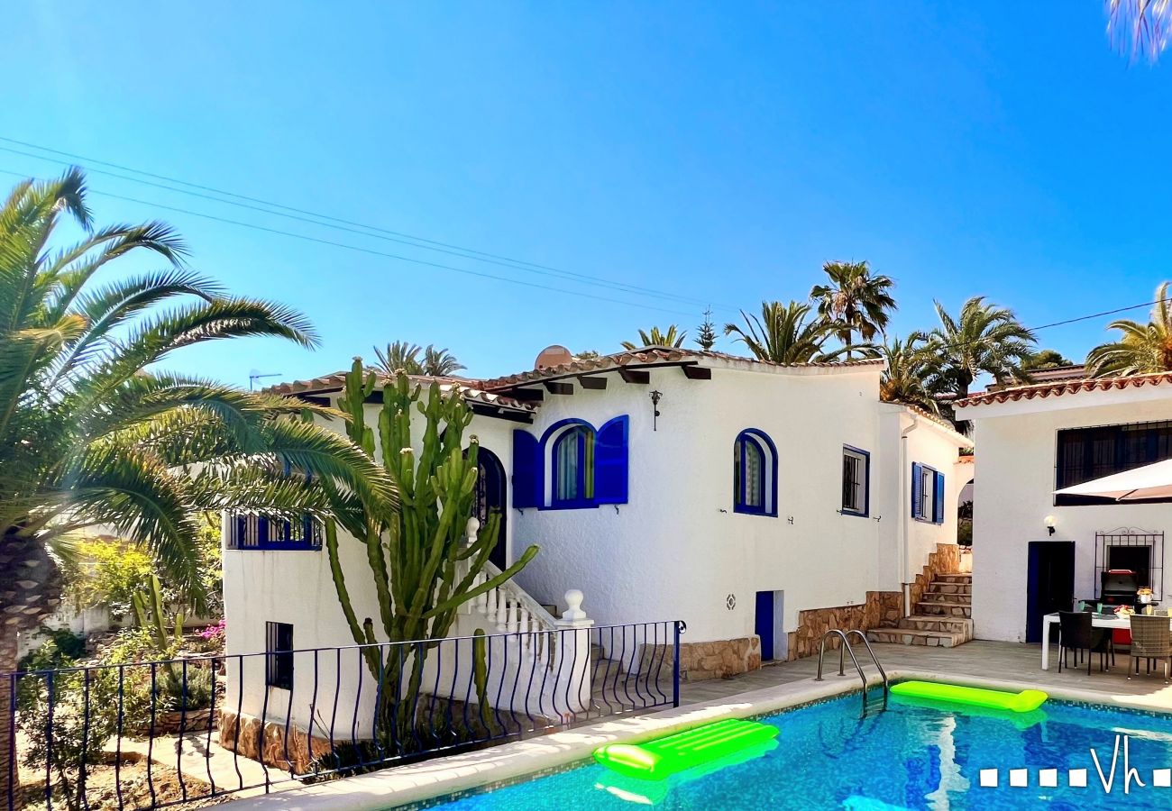 Villa met privézwembad op slechts een paar kilometer van het dorp Moraira! Boek nu!