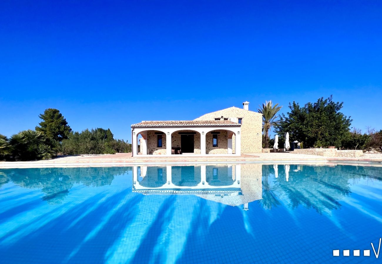 Villa in La Xara - CASA BLANCA - Grote rustieke finca voor 14 personen